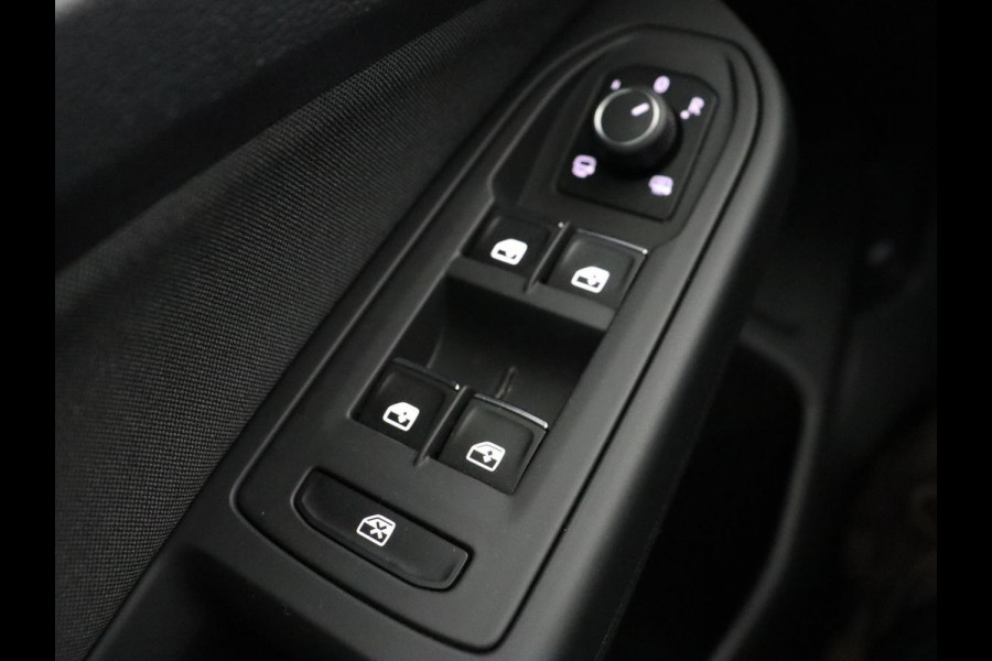 Volkswagen Golf 1.5 eTSI Style | Stoelverwarming | Trekhaak | Camera | Stuurverwarming | Memory | Sfeerverlichting | Carplay | Navigatie | Adaptive cruise | Parkeerhulp | Climate control