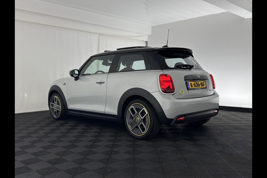 MINI Mini Electric Yours 33 kWh [ 3-Fase-11kW ] {SOH-100%} (INCL-BTW) Aut.* HEATPUMP | PANO | LEATHER | DIGI-COCKPIT | HEAD-UP | FULL-LED | NAVI-FULLMAP | HEATED-SPORTSEATS | DAB | CRUISE | HARMAN/KARDON | CAMERA | KEYLESS | AMBIENTLIGHT | 17"ALU*