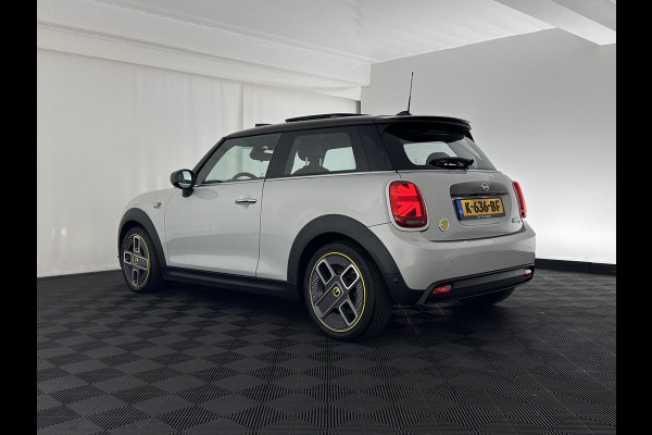 MINI Mini Electric Yours 33 kWh [ 3-Fase-11kW ] {SOH-100%} (INCL-BTW) Aut.* HEATPUMP | PANO | LEATHER | DIGI-COCKPIT | HEAD-UP | FULL-LED | NAVI-FULLMAP | HEATED-SPORTSEATS | DAB | CRUISE | HARMAN/KARDON | CAMERA | KEYLESS | AMBIENTLIGHT | 17"ALU*