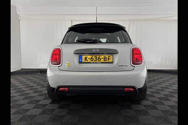 MINI Mini Electric Yours 33 kWh [ 3-Fase-11kW ] {SOH-100%} (INCL-BTW) Aut.* HEATPUMP | PANO | LEATHER | DIGI-COCKPIT | HEAD-UP | FULL-LED | NAVI-FULLMAP | HEATED-SPORTSEATS | DAB | CRUISE | HARMAN/KARDON | CAMERA | KEYLESS | AMBIENTLIGHT | 17"ALU*