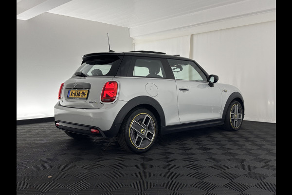 MINI Mini Electric Yours 33 kWh [ 3-Fase-11kW ] {SOH-100%} (INCL-BTW) Aut.* HEATPUMP | PANO | LEATHER | DIGI-COCKPIT | HEAD-UP | FULL-LED | NAVI-FULLMAP | HEATED-SPORTSEATS | DAB | CRUISE | HARMAN/KARDON | CAMERA | KEYLESS | AMBIENTLIGHT | 17"ALU*