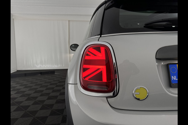 MINI Mini Electric Yours 33 kWh [ 3-Fase-11kW ] {SOH-100%} (INCL-BTW) Aut.* HEATPUMP | PANO | LEATHER | DIGI-COCKPIT | HEAD-UP | FULL-LED | NAVI-FULLMAP | HEATED-SPORTSEATS | DAB | CRUISE | HARMAN/KARDON | CAMERA | KEYLESS | AMBIENTLIGHT | 17"ALU*