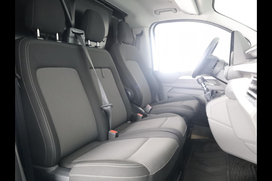 Volkswagen Transporter 2.0 TDI L2H1 30 Life | 110 PK Hand | Styling pakket | Camera | App Connect | Trekhaak |