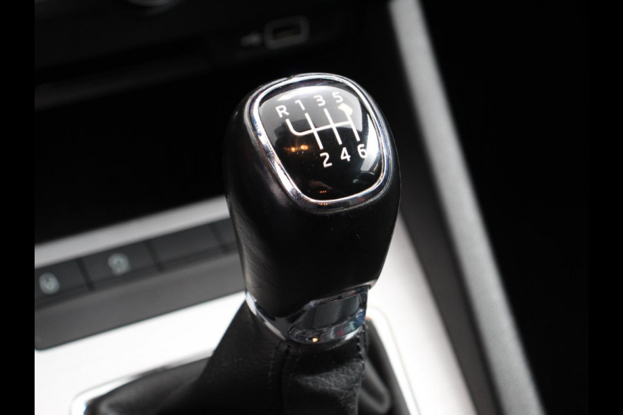 Škoda Octavia Combi 1.0 TSI 115pk Sport Business | Navigatie | Climate Control | Trekhaak | Extra Getint Glas | Lichtmetalen Velgen | Parkeer sensoren