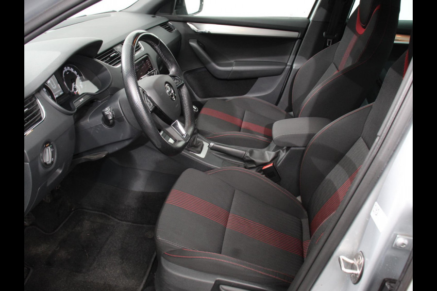 Škoda Octavia Combi 1.0 TSI 115pk Sport Business | Navigatie | Climate Control | Trekhaak | Extra Getint Glas | Lichtmetalen Velgen | Parkeer sensoren