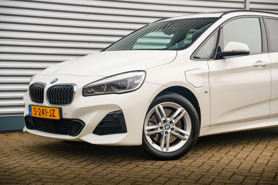 BMW 2 Serie Active Tourer 225xe iPerformance High Executive M Pakket Camera Pano HUD Clima Cruise Leer 17"LM