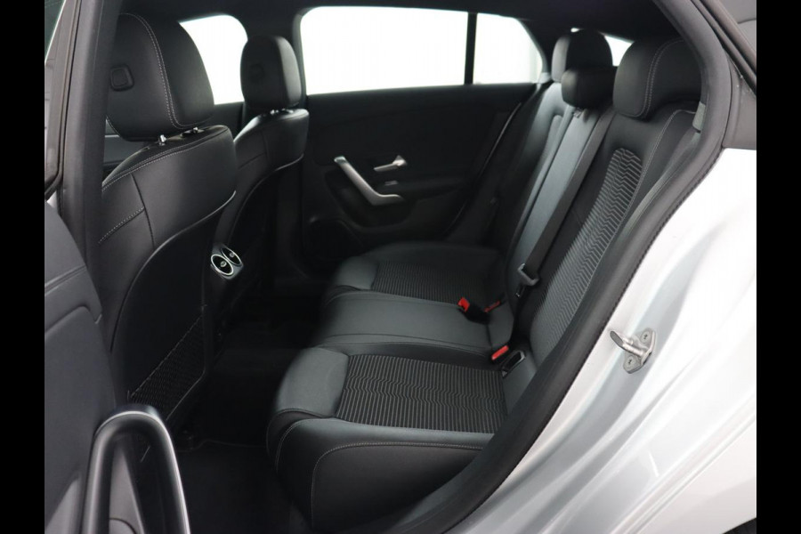 Mercedes-Benz CLA-Klasse Shooting Brake 180 Business Solution | Stoelverwarming | Carplay | Camera | Half leder | Widescreen | Dodehoek detectie | Navigatie | Park Assist