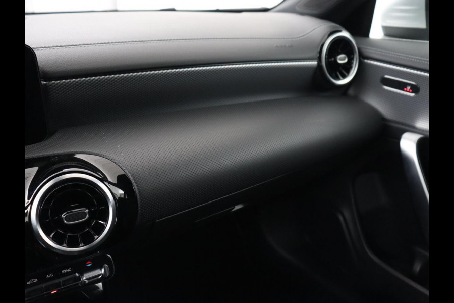 Mercedes-Benz CLA-Klasse Shooting Brake 180 Business Solution | Stoelverwarming | Carplay | Camera | Half leder | Widescreen | Dodehoek detectie | Navigatie | Park Assist