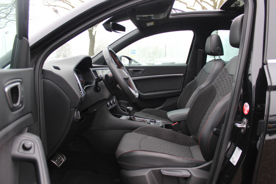 Seat Ateca 1.5 TSI Xperience Business Intense / Trekhaak / Panoramadak / Camera / Virtual Cockpit / CarPlay / 18'' / Keyless / Rijstrooksensor / Navigatie / LED / DAB / Stuur+Stoelverwarming / ACC