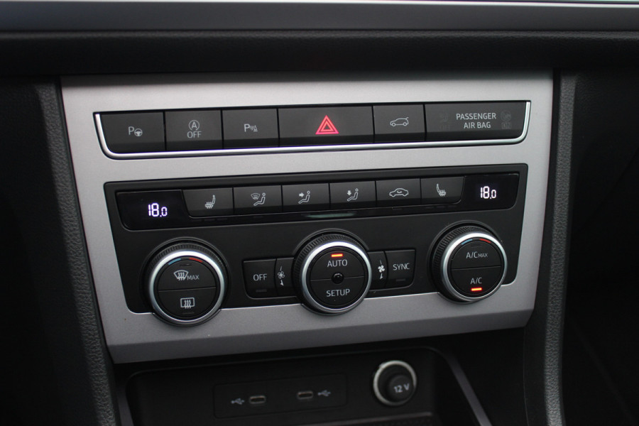 Seat Ateca 1.5 TSI Xperience Business Intense / Trekhaak / Panoramadak / Camera / Virtual Cockpit / CarPlay / 18'' / Keyless / Rijstrooksensor / Navigatie / LED / DAB / Stuur+Stoelverwarming / ACC