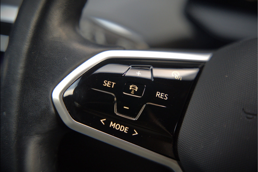 Volkswagen ID.4 First 77 kWh | Stoelverwarming | Stuurverwarming | Trekhaak | Warmtepomp | Adaptive Cruise Control | Navigatie | Apple Carplay | Keyless | Camera | Parkersensoren |