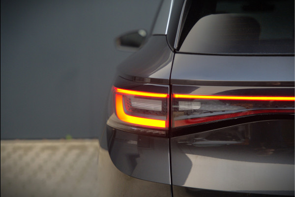 Volkswagen ID.4 First 77 kWh | Stoelverwarming | Stuurverwarming | Trekhaak | Warmtepomp | Adaptive Cruise Control | Navigatie | Apple Carplay | Keyless | Camera | Parkersensoren |