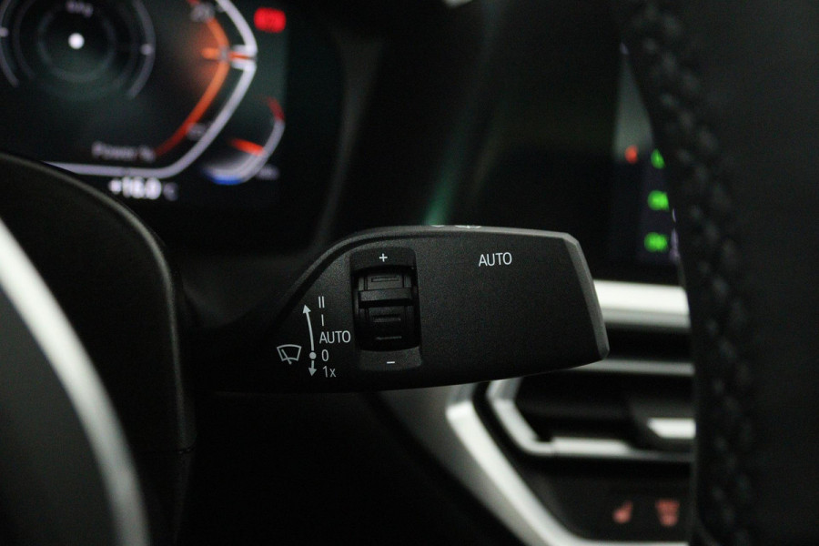 BMW 3-serie 320i High Executive Edition Automaat (PANORAMADAK, CAMERA, STOELVERWARMING, SPORTSTOELEN, DEALER ONDERHOUDEN, LEDER)