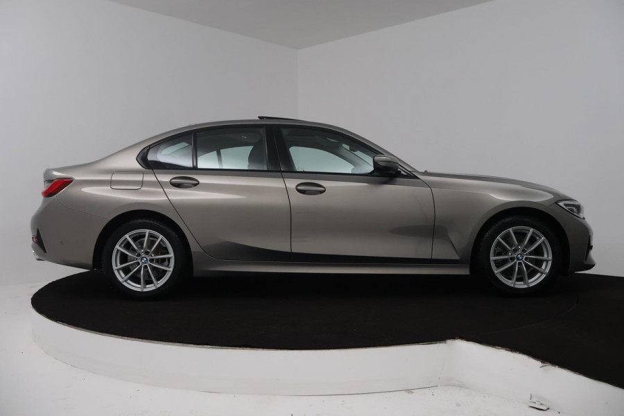 BMW 3-serie 320i High Executive Edition Automaat (PANORAMADAK, CAMERA, STOELVERWARMING, SPORTSTOELEN, DEALER ONDERHOUDEN, LEDER)
