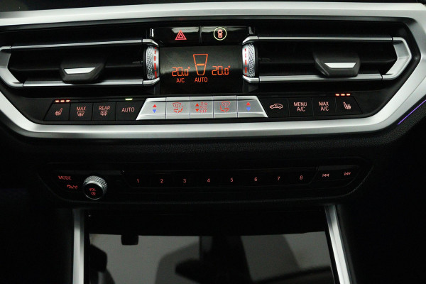 BMW 3-serie 320i High Executive Edition Automaat (PANORAMADAK, CAMERA, STOELVERWARMING, SPORTSTOELEN, DEALER ONDERHOUDEN, LEDER)