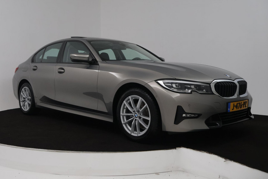 BMW 3-serie 320i High Executive Edition Automaat (PANORAMADAK, CAMERA, STOELVERWARMING, SPORTSTOELEN, DEALER ONDERHOUDEN, LEDER)