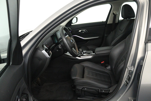 BMW 3-serie 320i High Executive Edition Automaat (PANORAMADAK, CAMERA, STOELVERWARMING, SPORTSTOELEN, DEALER ONDERHOUDEN, LEDER)