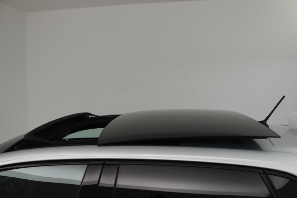 Volkswagen Polo 1.0 TSI Highline R-line (PANORAMADAK, CAMERA, VIRTUAL COCKPIT, NAVIGATIE, LED, CLIMA, PARKEERSENSOREN)