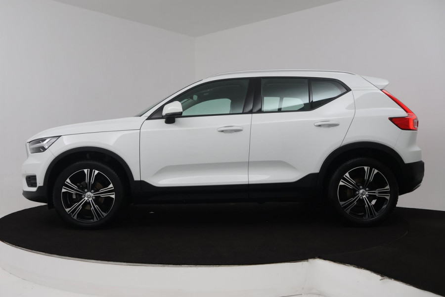 Volvo XC40 1.5 T3 Momentum (NAVIGATIE, ELEKT. WEGKLAPBARE TREKHAAK, STOELVERWARMING, CAMERA)
