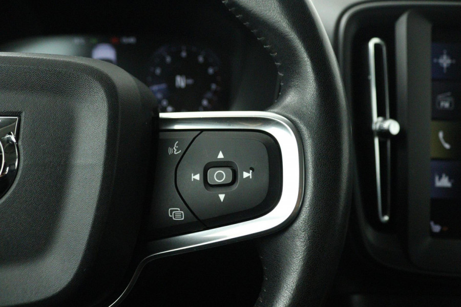 Volvo XC40 1.5 T3 Momentum (NAVIGATIE, ELEKT. WEGKLAPBARE TREKHAAK, STOELVERWARMING, CAMERA)