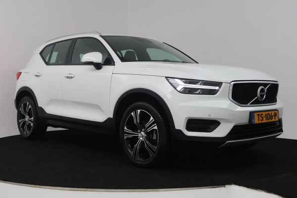 Volvo XC40 1.5 T3 Momentum (NAVIGATIE, ELEKT. WEGKLAPBARE TREKHAAK, STOELVERWARMING, CAMERA)