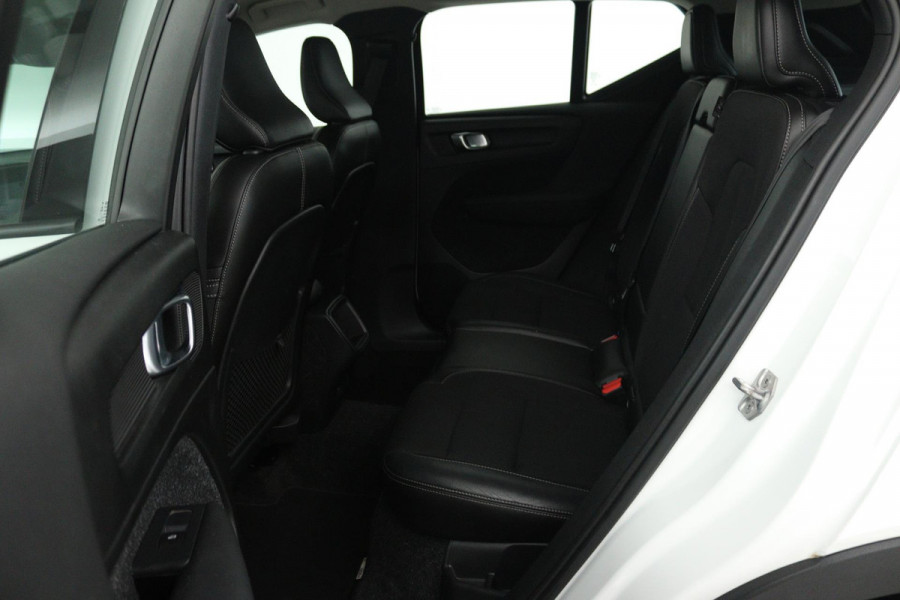Volvo XC40 1.5 T3 Momentum (NAVIGATIE, ELEKT. WEGKLAPBARE TREKHAAK, STOELVERWARMING, CAMERA)