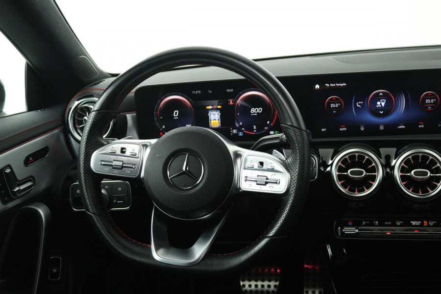 Mercedes-Benz CLA-Klasse 200 Business Solution AMG (PANO, TREKHAAK WEGKLAPBAAR, SFEERVERLICHTING, STOELVERWARMIN)