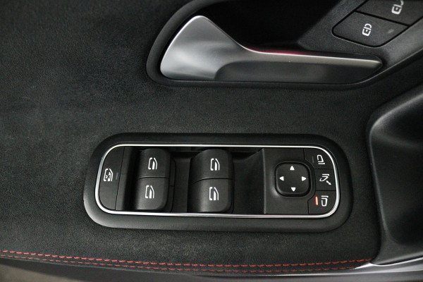 Mercedes-Benz CLA-Klasse 200 Business Solution AMG (PANO, TREKHAAK WEGKLAPBAAR, SFEERVERLICHTING, STOELVERWARMIN)