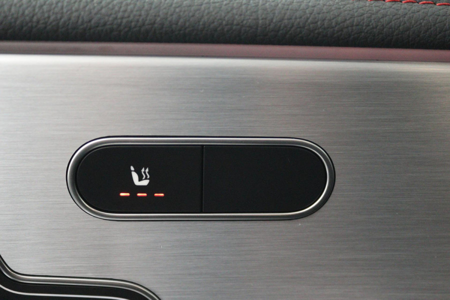 Mercedes-Benz CLA-Klasse 200 Business Solution AMG (PANO, TREKHAAK WEGKLAPBAAR, SFEERVERLICHTING, STOELVERWARMIN)