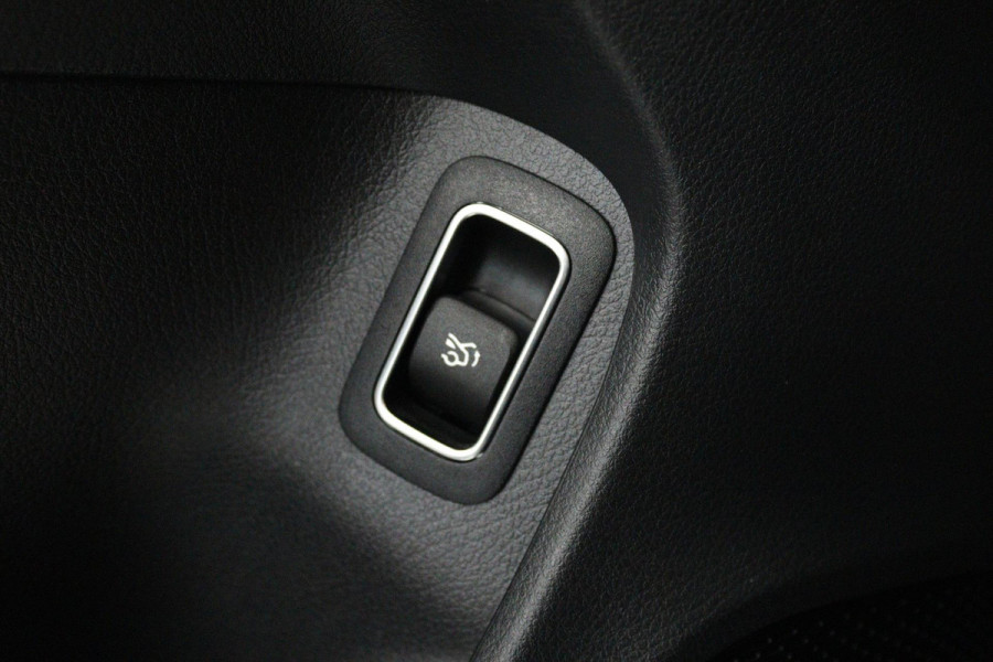 Mercedes-Benz CLA-Klasse 200 Business Solution AMG (PANO, TREKHAAK WEGKLAPBAAR, SFEERVERLICHTING, STOELVERWARMIN)