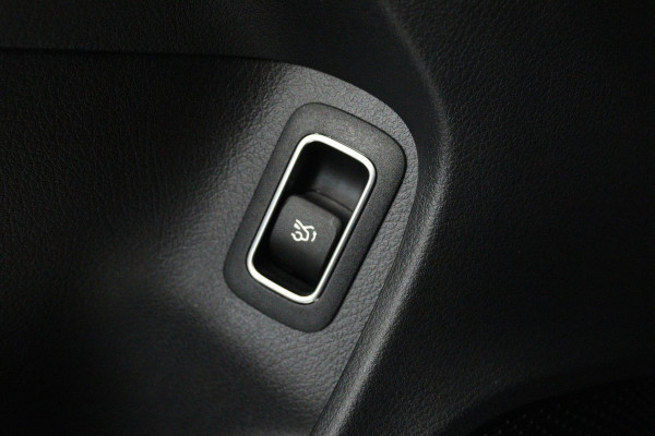 Mercedes-Benz CLA-Klasse 200 Business Solution AMG (PANO, TREKHAAK WEGKLAPBAAR, SFEERVERLICHTING, STOELVERWARMIN)