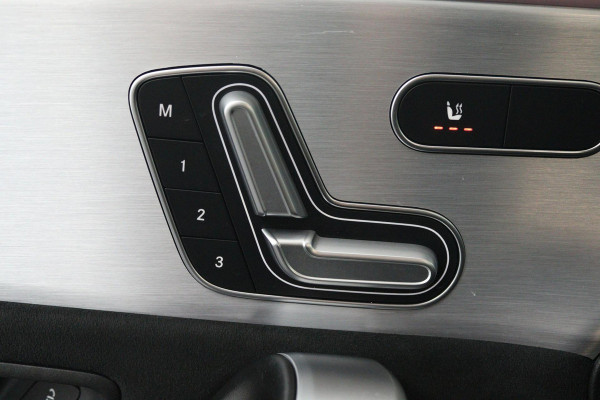 Mercedes-Benz CLA-Klasse 200 Business Solution AMG (PANO, TREKHAAK WEGKLAPBAAR, SFEERVERLICHTING, STOELVERWARMIN)