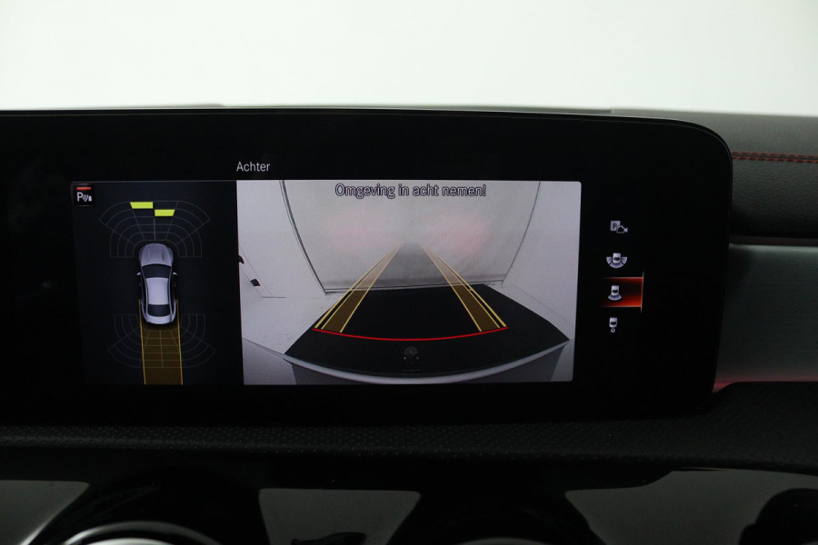 Mercedes-Benz CLA-Klasse 200 Business Solution AMG (PANO, TREKHAAK WEGKLAPBAAR, SFEERVERLICHTING, STOELVERWARMIN)