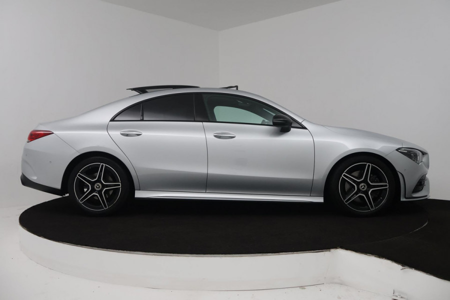 Mercedes-Benz CLA-Klasse 200 Business Solution AMG (PANO, TREKHAAK WEGKLAPBAAR, SFEERVERLICHTING, STOELVERWARMIN)