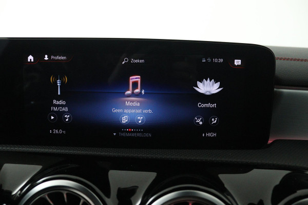 Mercedes-Benz CLA-Klasse 200 Business Solution AMG (PANO, TREKHAAK WEGKLAPBAAR, SFEERVERLICHTING, STOELVERWARMIN)