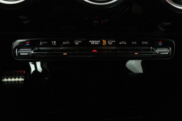 Mercedes-Benz CLA-Klasse 200 Business Solution AMG (PANO, TREKHAAK WEGKLAPBAAR, SFEERVERLICHTING, STOELVERWARMIN)