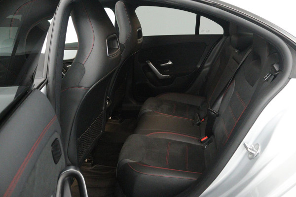Mercedes-Benz CLA-Klasse 200 Business Solution AMG (PANO, TREKHAAK WEGKLAPBAAR, SFEERVERLICHTING, STOELVERWARMIN)