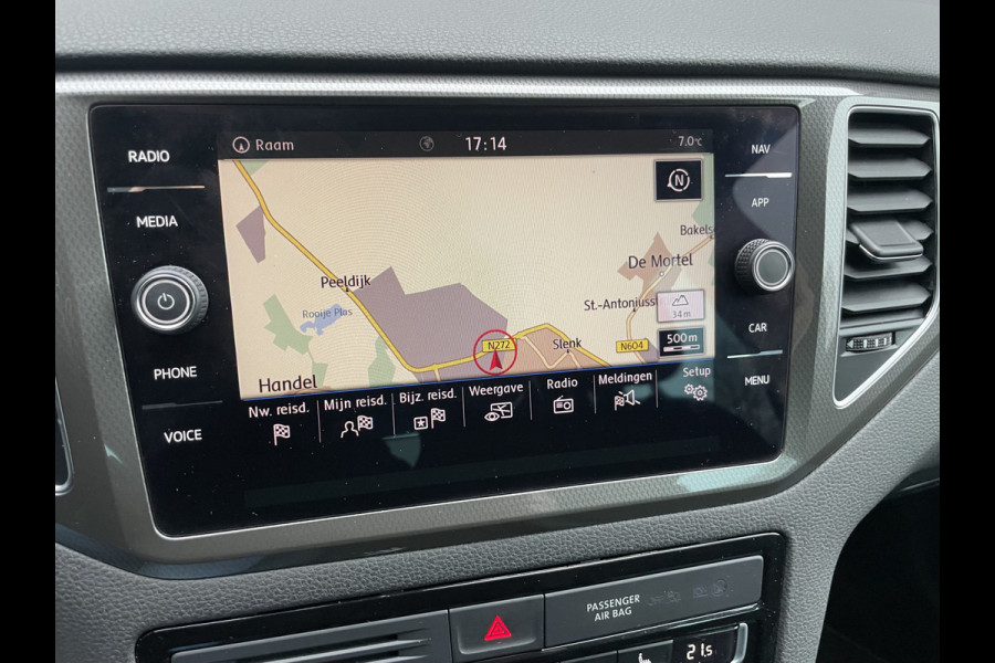 Volkswagen Golf Sportsvan 1.5 TSI ACT Comfortline Airco - Cruise control - Navigatiesysteem - Parkeersensoren voor en achter - Trekhaak - Voorstoelen verwarmd - Licht metalen velgen 16 inch - Radio - Start/stop systeem - Stuur leder - Stuur