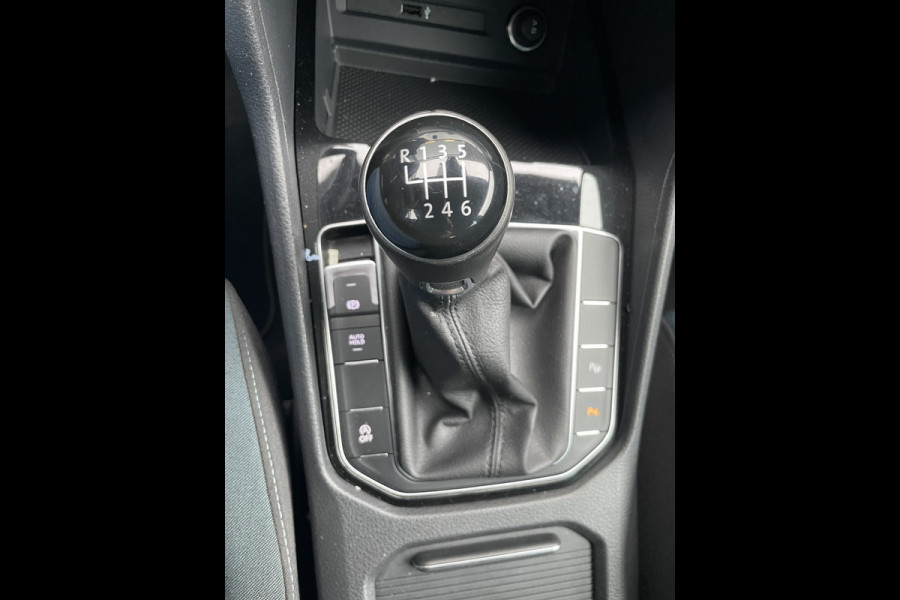 Volkswagen Golf Sportsvan 1.5 TSI ACT Comfortline Airco - Cruise control - Navigatiesysteem - Parkeersensoren voor en achter - Trekhaak - Voorstoelen verwarmd - Licht metalen velgen 16 inch - Radio - Start/stop systeem - Stuur leder - Stuur
