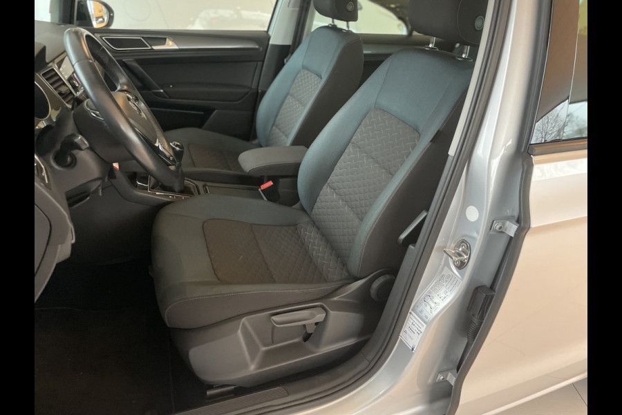 Volkswagen Golf Sportsvan 1.5 TSI ACT Comfortline Airco - Cruise control - Navigatiesysteem - Parkeersensoren voor en achter - Trekhaak - Voorstoelen verwarmd - Licht metalen velgen 16 inch - Radio - Start/stop systeem - Stuur leder - Stuur