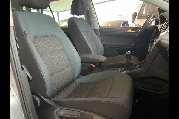 Volkswagen Golf Sportsvan 1.5 TSI ACT Comfortline Airco - Cruise control - Navigatiesysteem - Parkeersensoren voor en achter - Trekhaak - Voorstoelen verwarmd - Licht metalen velgen 16 inch - Radio - Start/stop systeem - Stuur leder - Stuur