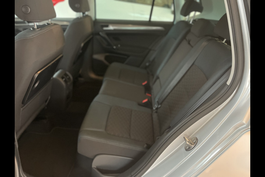Volkswagen Golf Sportsvan 1.5 TSI ACT Comfortline Airco - Cruise control - Navigatiesysteem - Parkeersensoren voor en achter - Trekhaak - Voorstoelen verwarmd - Licht metalen velgen 16 inch - Radio - Start/stop systeem - Stuur leder - Stuur