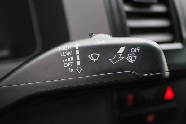 Volkswagen Transporter 2.0 TDI DSG 150 PK L2H1 2x Schuifdeur, Airco, Cruise, Camera, Apple Carplay, LED, Trekhaak, 16''