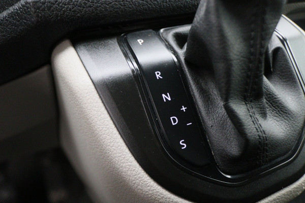 Volkswagen Transporter 2.0 TDI DSG 150 PK L2H1 2x Schuifdeur, Airco, Cruise, Camera, Apple Carplay, LED, Trekhaak, 16''