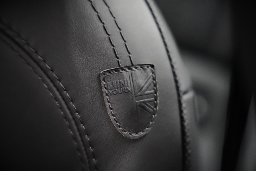 MINI Mini Electric Yours 33 kWh | Panoramadak | Harman Kardon | Head-Up Display | Union Jack | Stoelverwarming | Keyless | Apple Carplay | Navigatie | Camera | Parkeersensoren | Warmtepomp | Leer | Cruise Control | DAB |