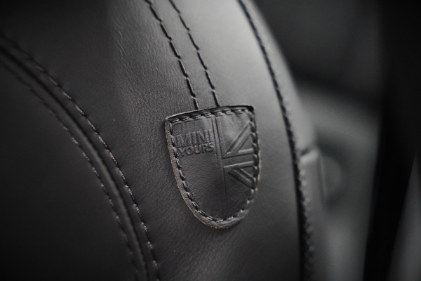 MINI Mini Electric Yours 33 kWh | Panoramadak | Harman Kardon | Head-Up Display | Union Jack | Stoelverwarming | Keyless | Apple Carplay | Navigatie | Camera | Parkeersensoren | Warmtepomp | Leer | Cruise Control | DAB |