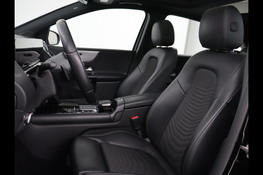 Mercedes-Benz B-Klasse 180 Business Solution | Panoramadak | Stoelverwarming | Carplay | Camera | Half leder | Navigatie | Park Assist | Keyless | Widescreen | Full LED