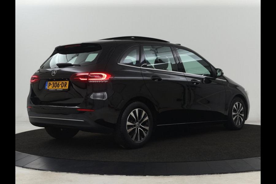 Mercedes-Benz B-Klasse 180 Business Solution | Panoramadak | Stoelverwarming | Carplay | Camera | Half leder | Navigatie | Park Assist | Keyless | Widescreen | Full LED