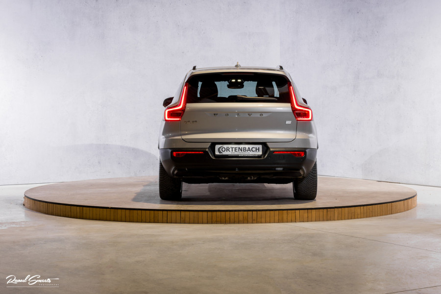 Volvo XC40 Recharge Twin Plus 82 kWh | Zwenkbare trekhaak | Adaptieve cruise | Blis | Full LED |
