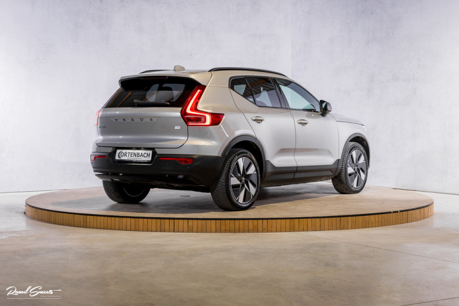 Volvo XC40 Recharge Twin Plus 82 kWh | Zwenkbare trekhaak | Adaptieve cruise | Blis | Full LED |